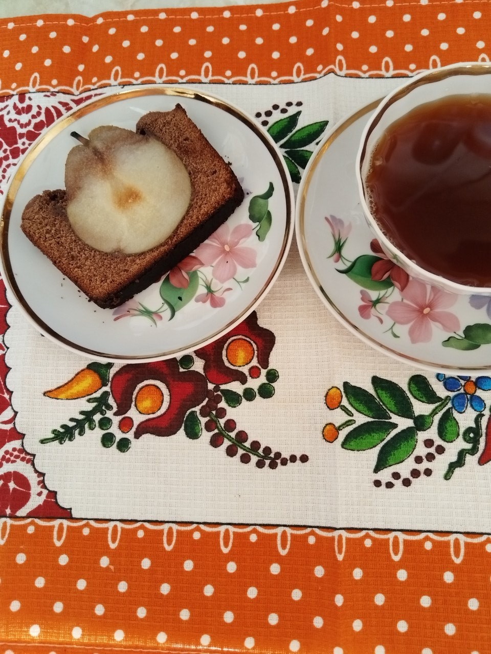 Шоколадный кекс с грушей