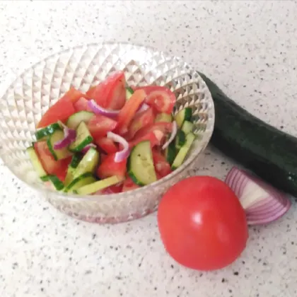 Салат с помидорами, огурцом и красным луком