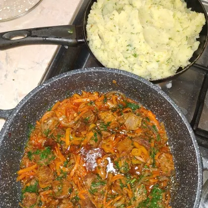 Картофельное пюре и Зажарка с говяжьим мясом и овощами