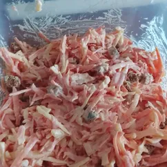 Быстрый салат из моркови и сыра, с сухариками