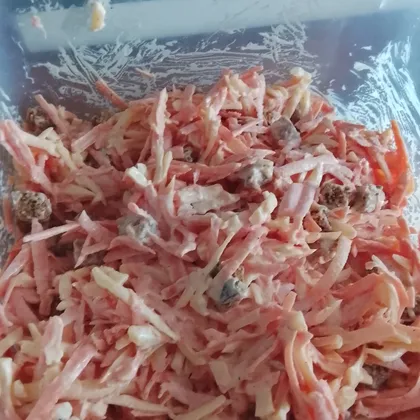Быстрый салат из моркови и сыра, с сухариками