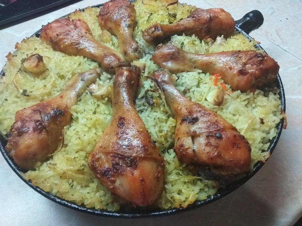 Запеченные куриные ножки с рисом и овощами – кулинарный рецепт