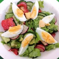 Лёгкий овощной салат с яйцом