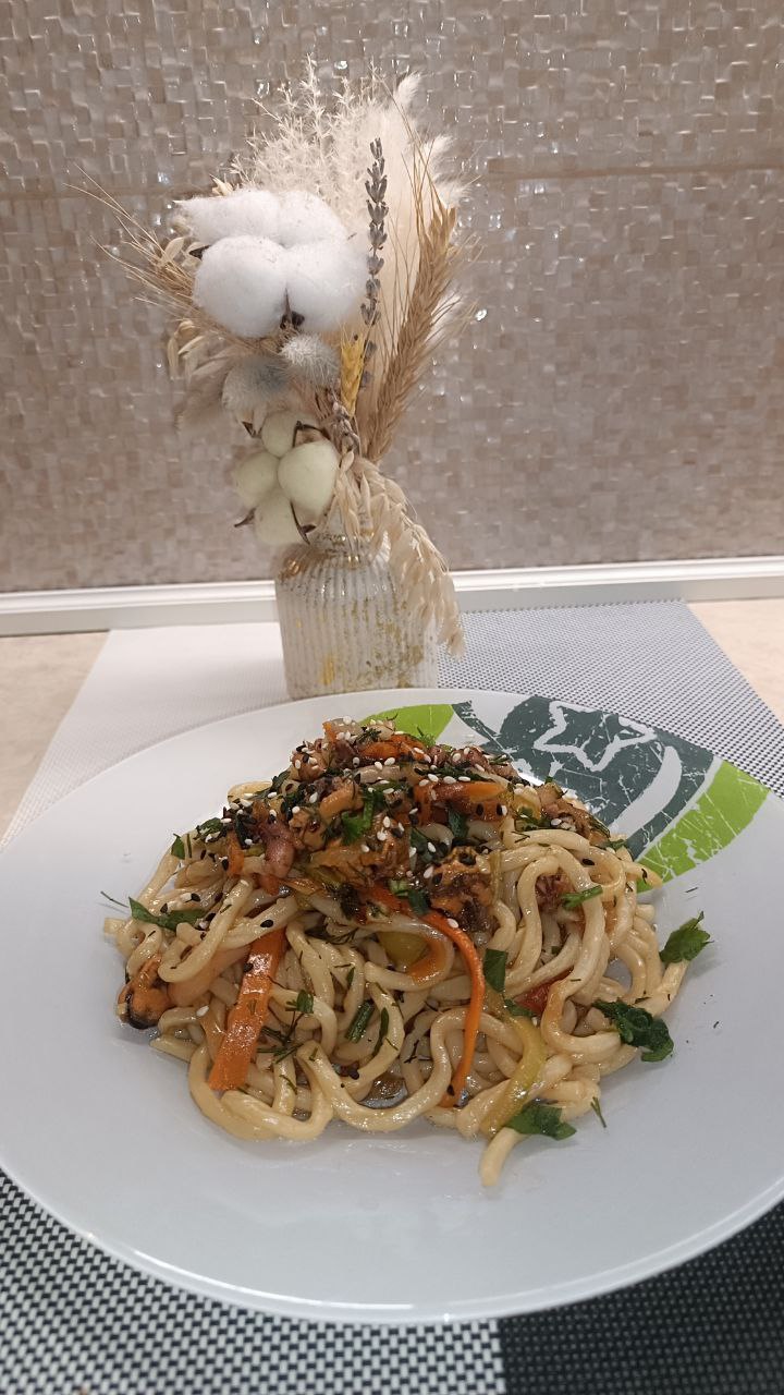 Лапша с морепродуктами и овощами 