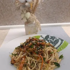 Лапша с морепродуктами и овощами 