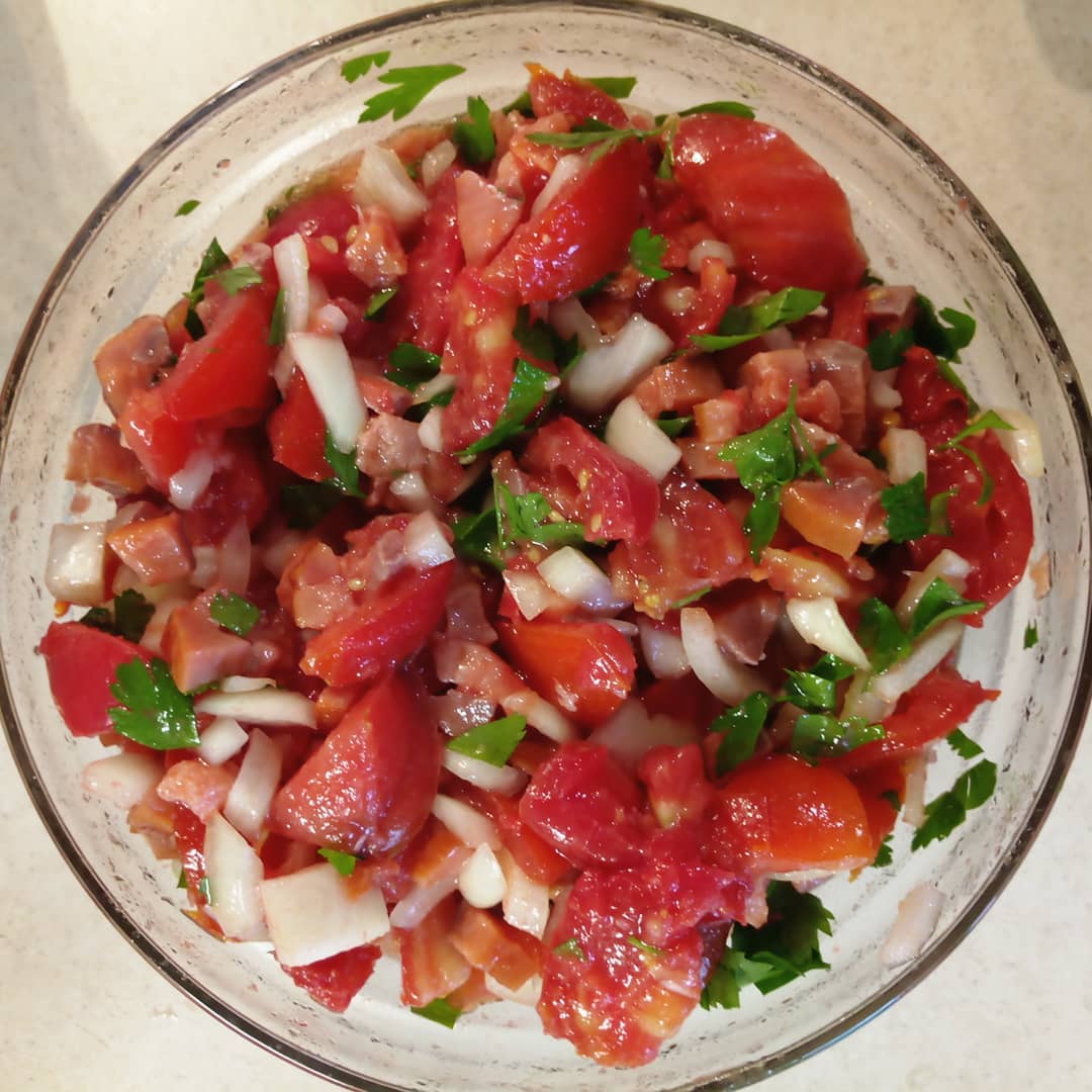 Салат с копчёной красной рыбой, овощами и моцареллой - Лайфхакер
