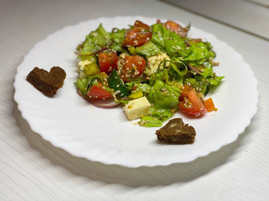 Салат из белокочанной капусты с копченой колбасой и сыром