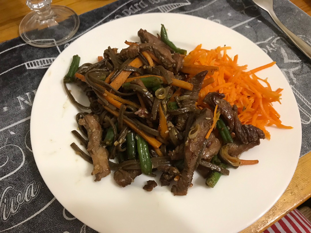 Соба (гречишная лапша) с индейкой и овощами