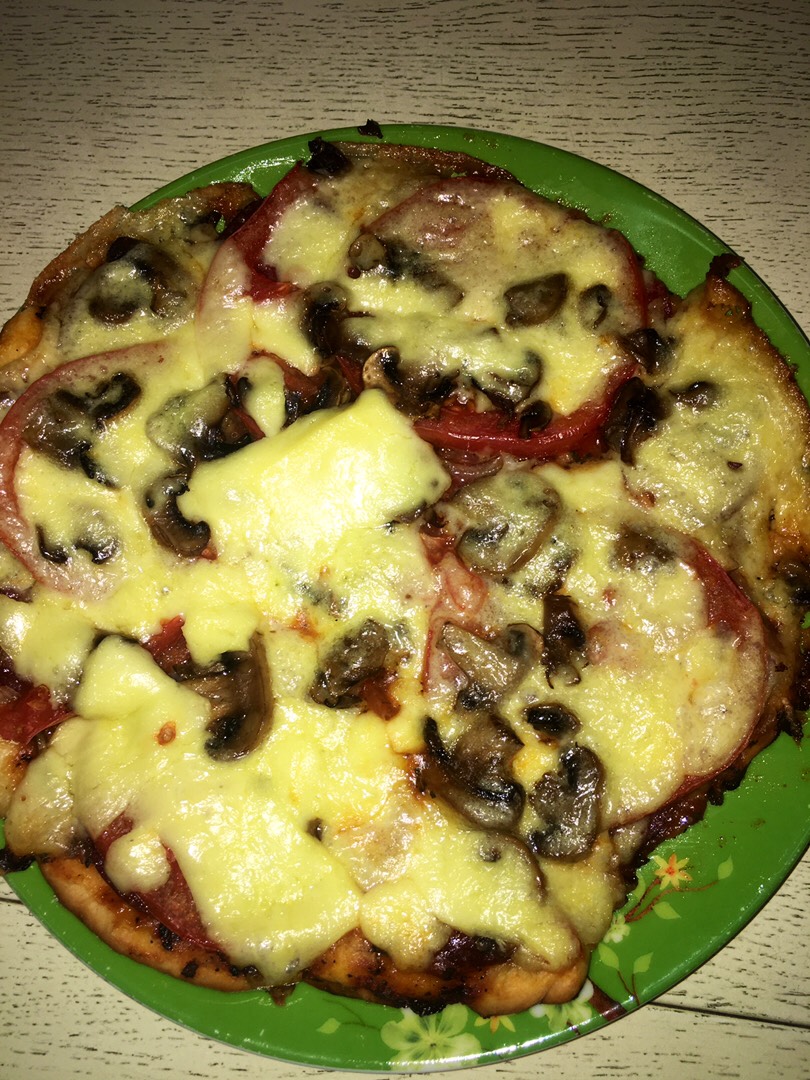 Пицца с колбасой, помидорами, перцем и сыром