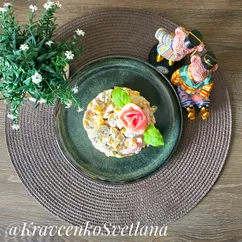 Салат с ветчиной, грибами и кукурузой