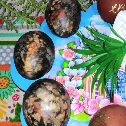 Мраморные пасхальные яйца в каркаде и луковой шелухе