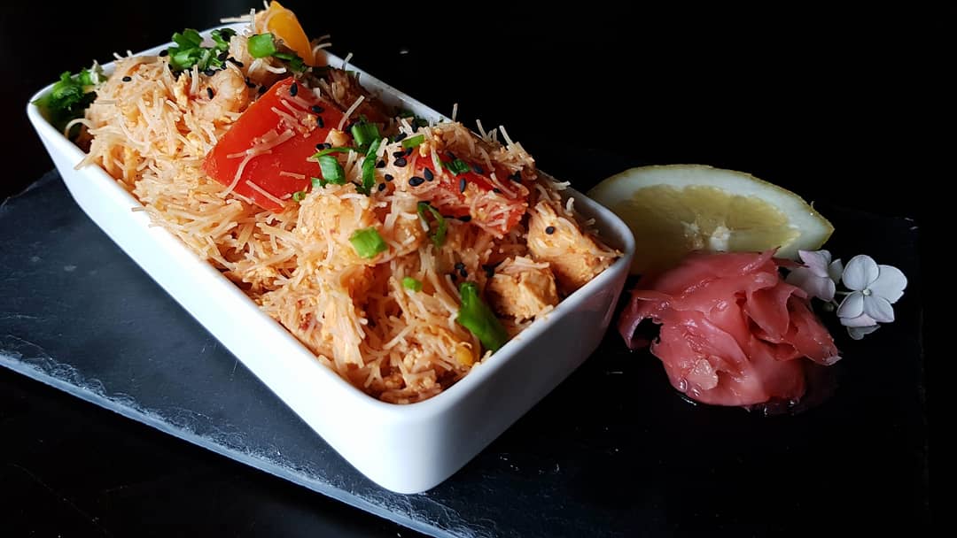 Рисовая лапша с курицей и креветками