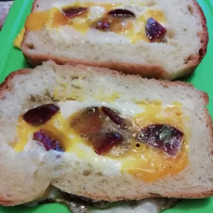 Яйцо в хлебе с колбаской