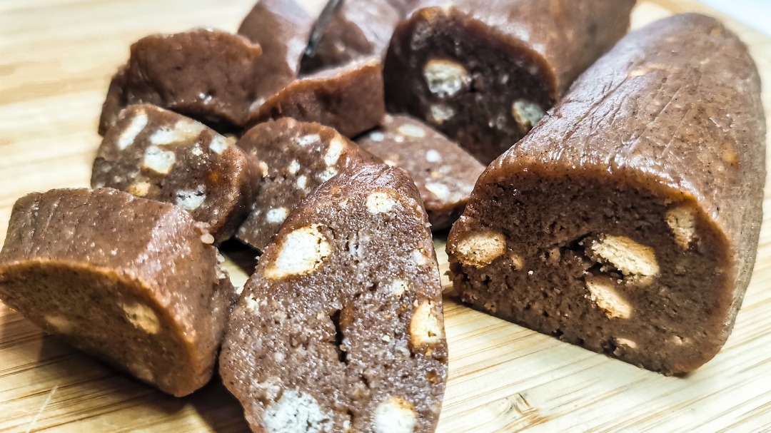 Шоколадная колбаска из печенья и какао — 3 замечательных рецепта!