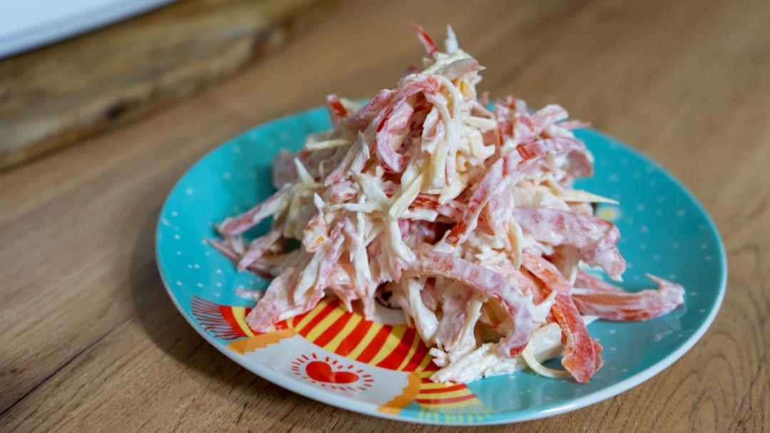«Морской каприз» — самый быстрый салат с крабовыми палочками. Рецепт за 5 минут