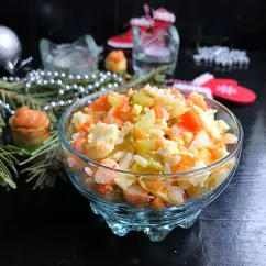 Салат с кальмарами и креветками