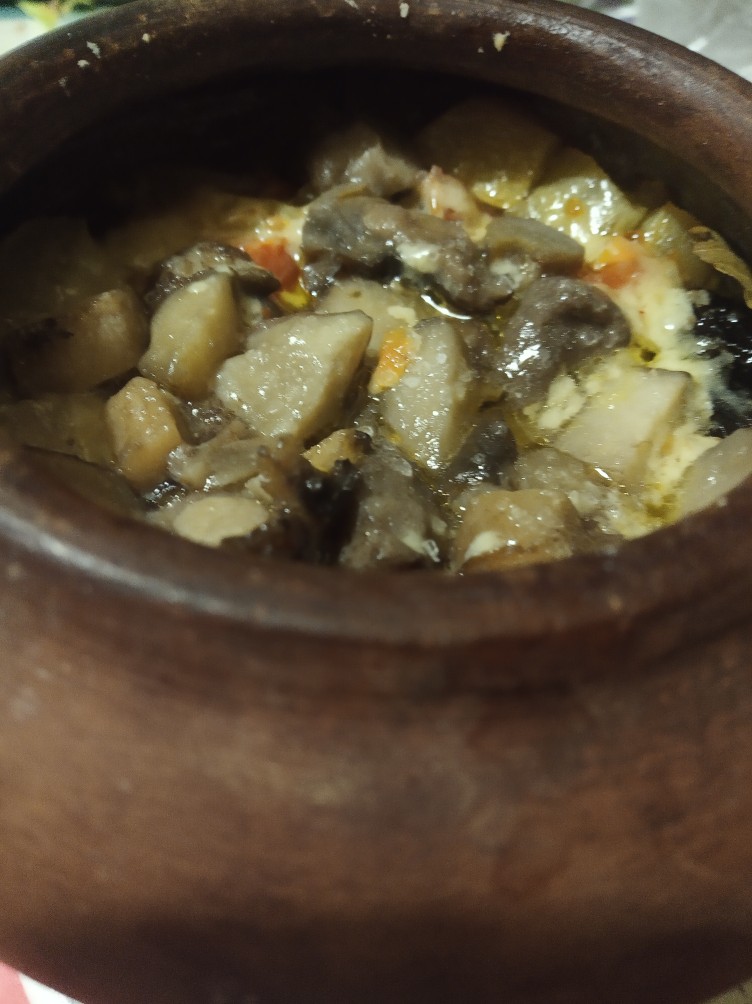 Мясо с овощами в глиняном горшочке