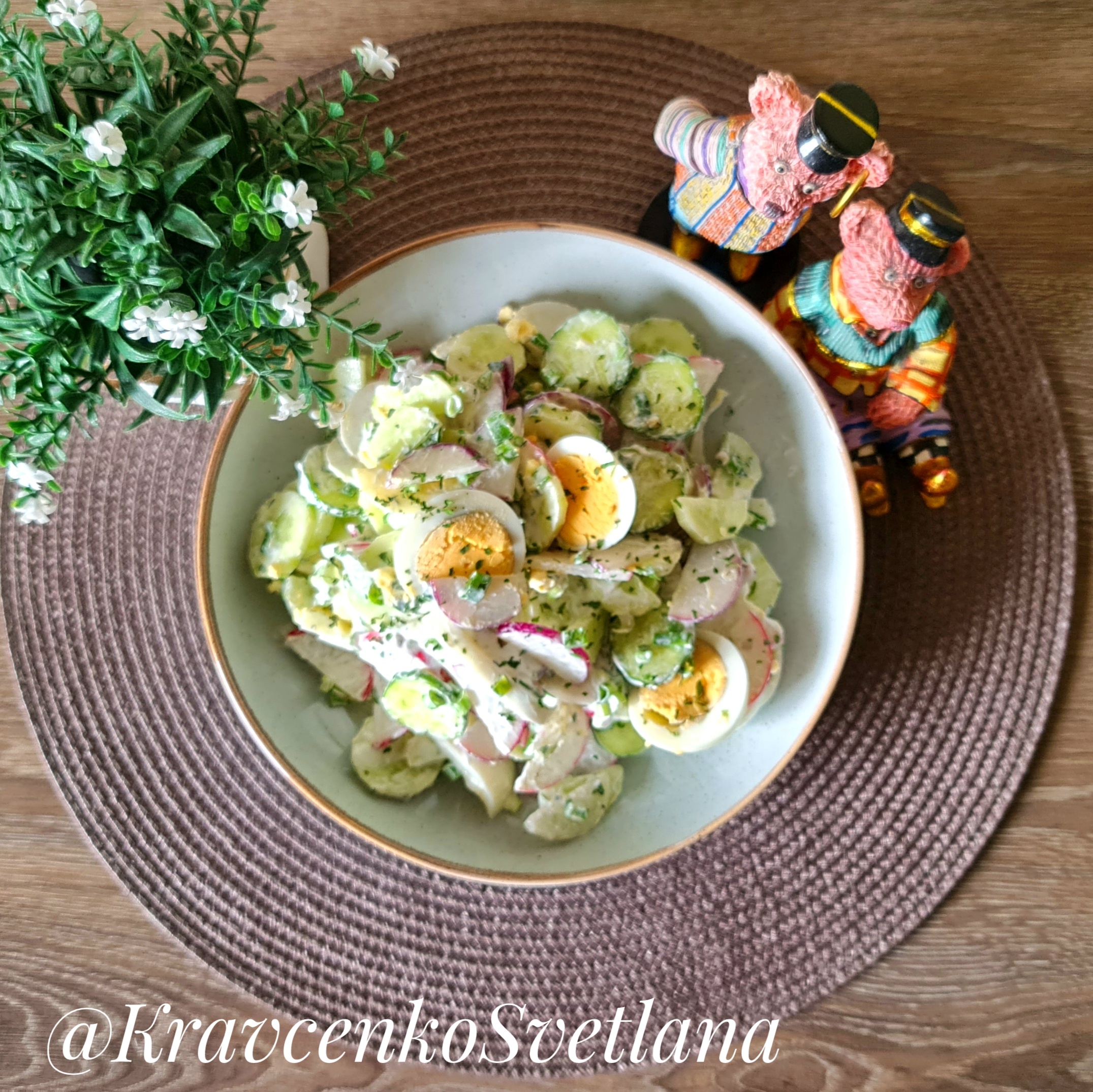 Салат с редисом, огурцами и яйцами