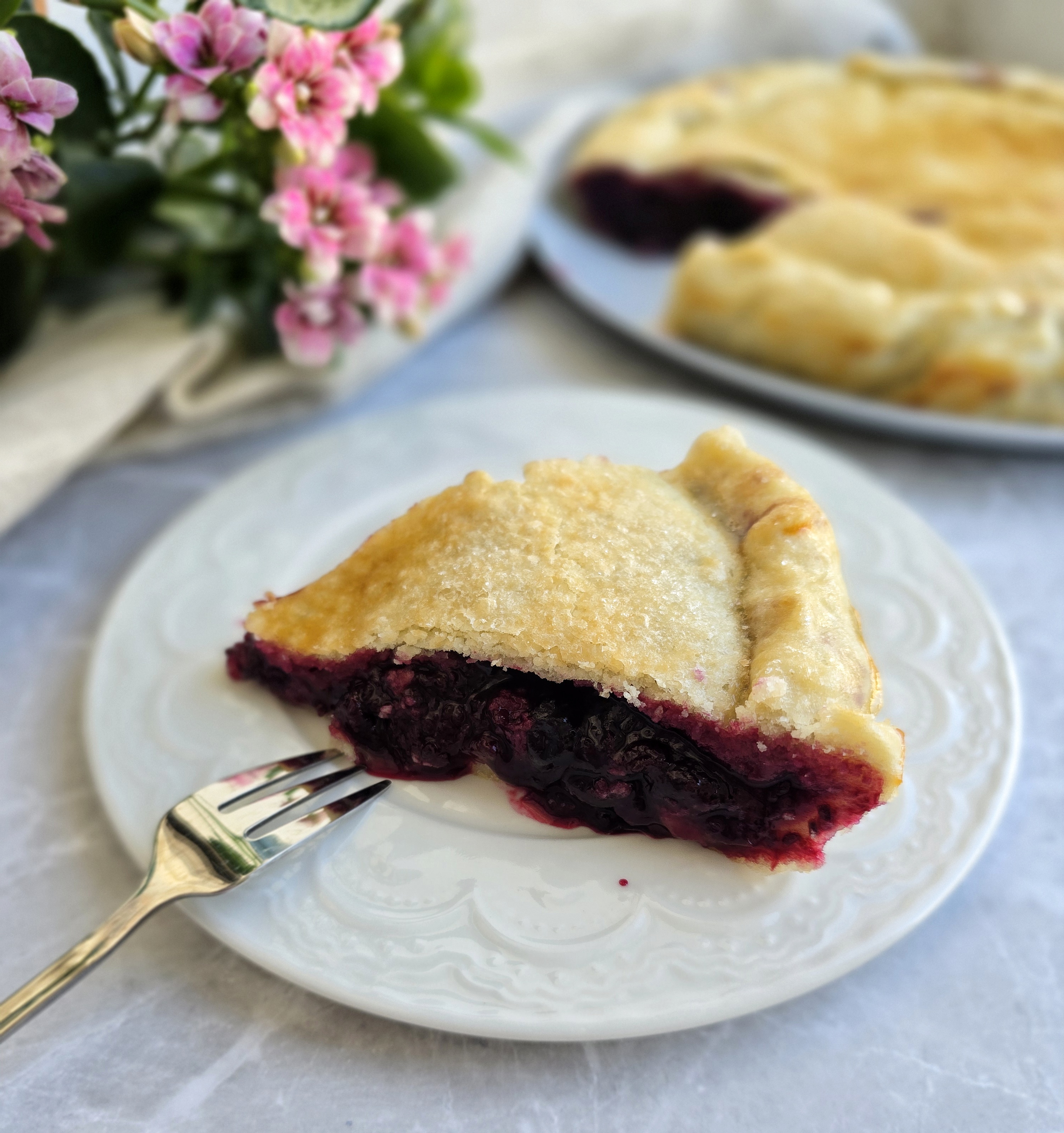 Песочный пирог с чёрной смородиной