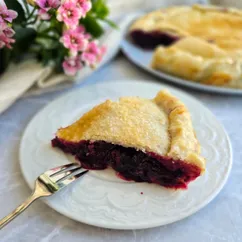 Песочный пирог с чёрной смородиной