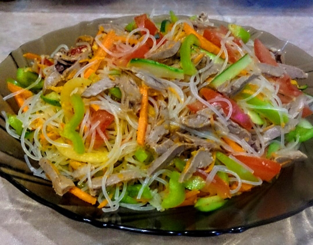 Фунчоза с овощами и куриными сердечками