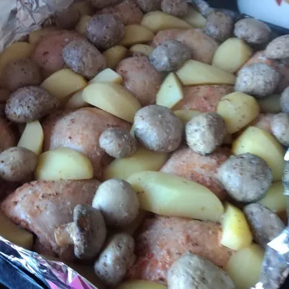 Куриные бедрышки с картофелем и грибами