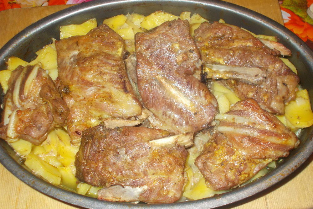 Свиные ребра, запеченные с картофелем