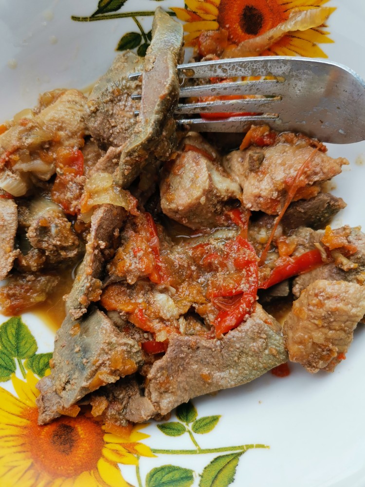 Тушеная печень с мясом