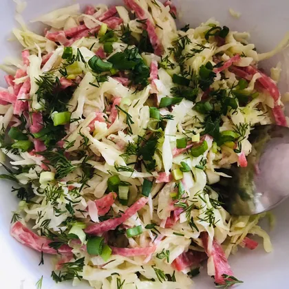 Салат с капустой и копченой колбаской
