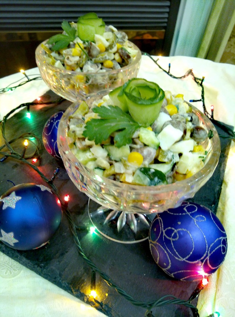 Новогодний салат на тему "Оливье" с куриными сердечками