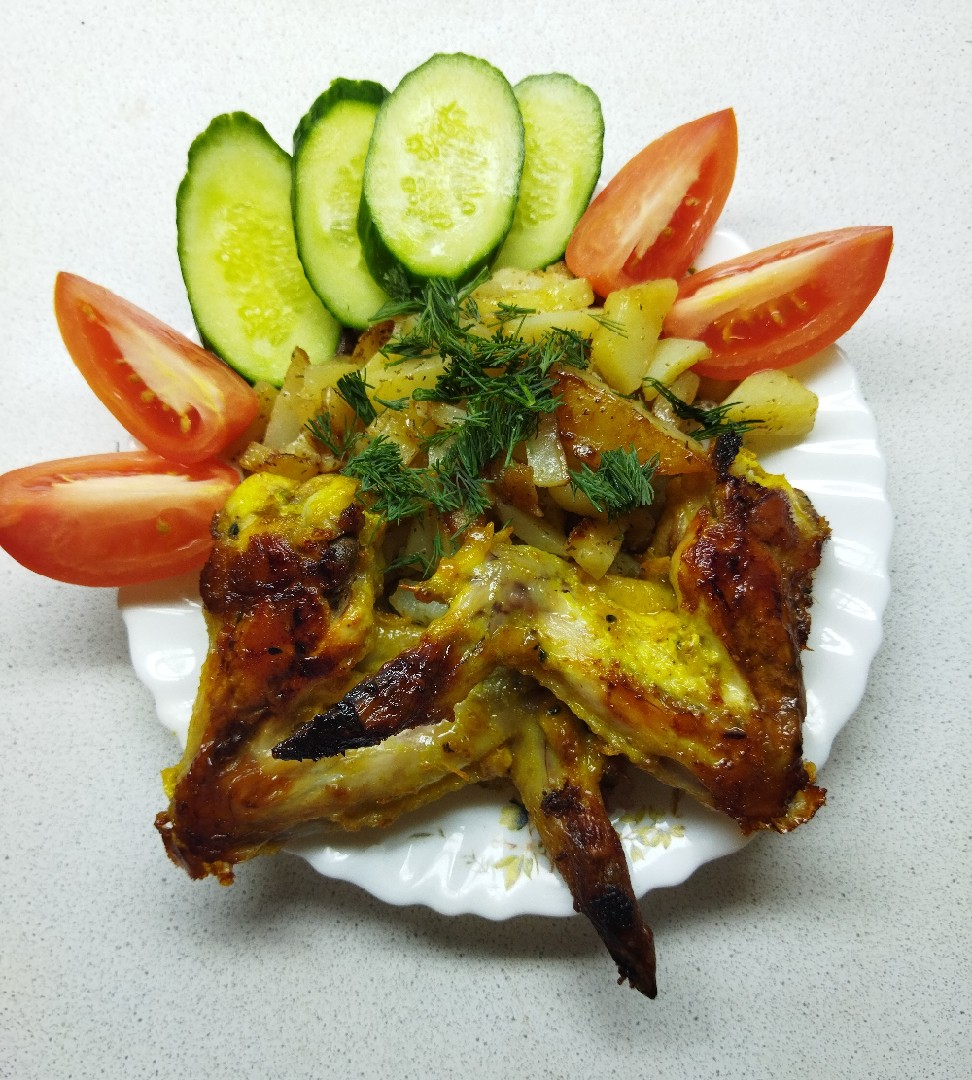 Жареная картошечка с куриными крыльями на ужин