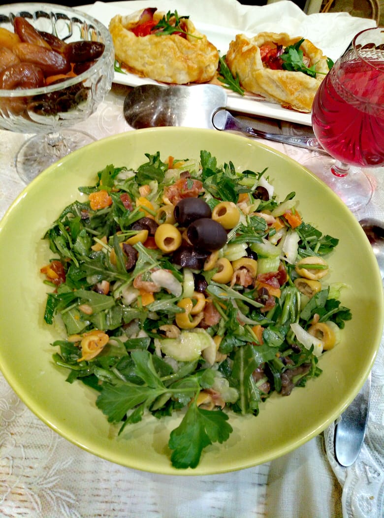 Средиземноморский салат с рукколой, сельдереем и сухофруктами