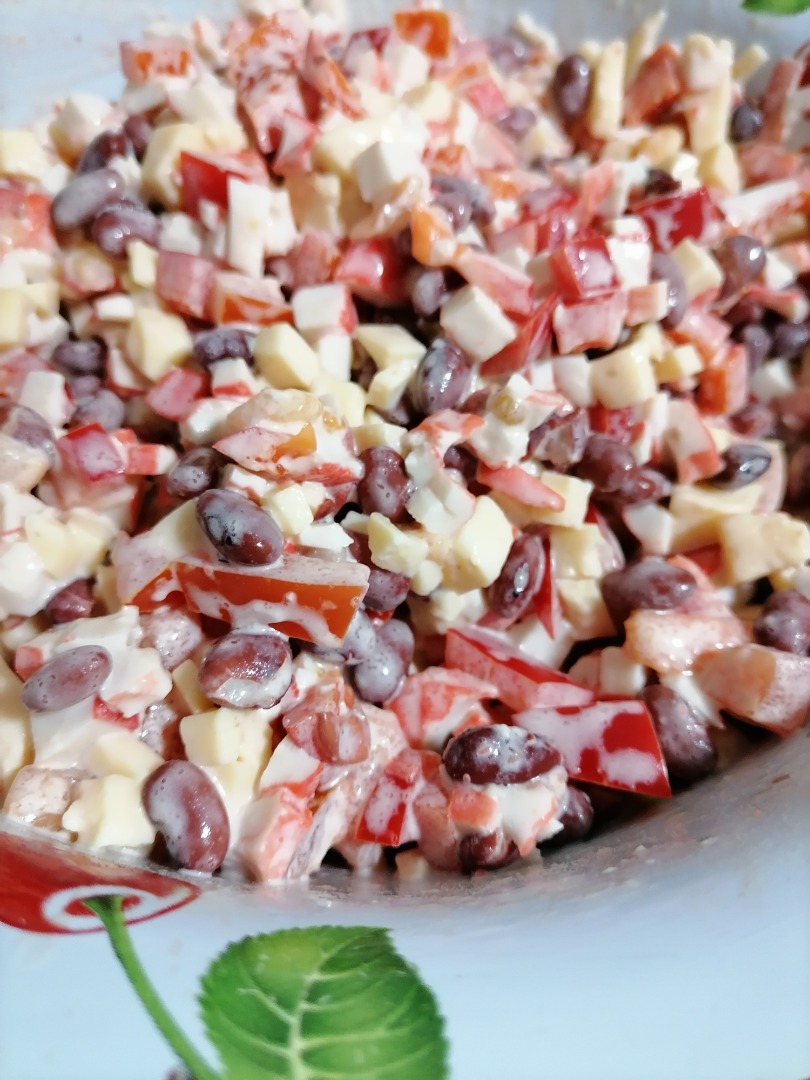 Салат с крабовыми палочками, кукурузой и фасолью - простой рецепт с пошаговыми фото