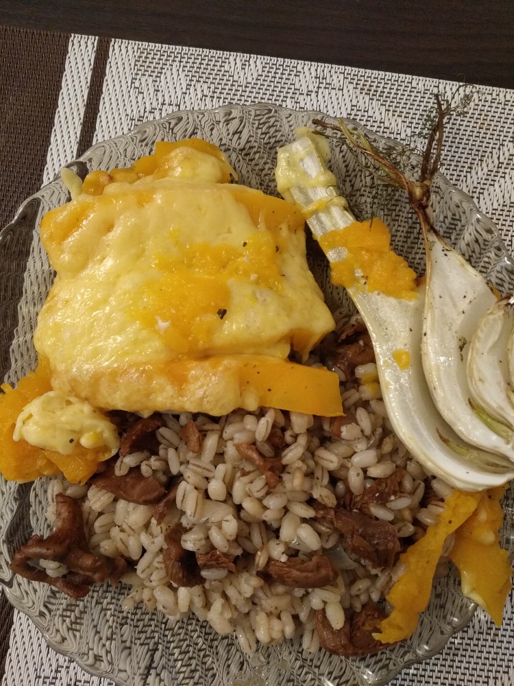 Медальоны из филе хека с овощами и перловой кашей с лисичками