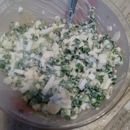 Салат из зелёного лука с яйцом