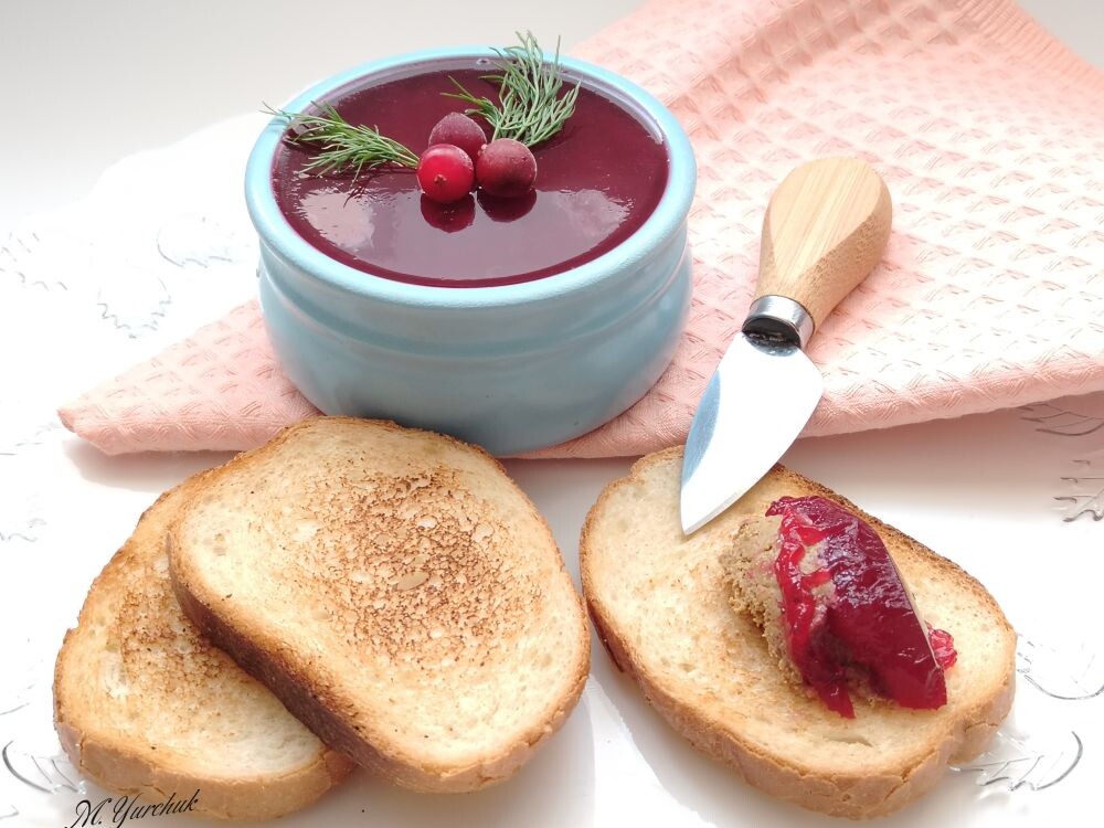 Паштет из куриной печени с клюквенным желе