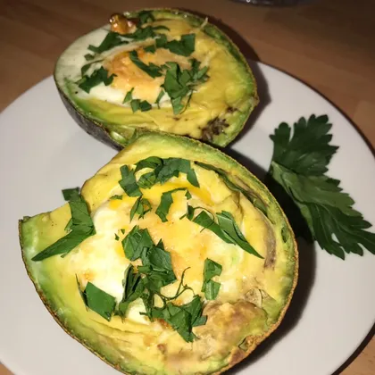Авокадо с яйцом на завтрак
