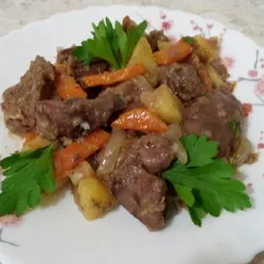 Тушёная куриная печень с овощами