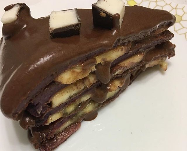 Шоколадный блинный торт с шоколадным заварным кремом
