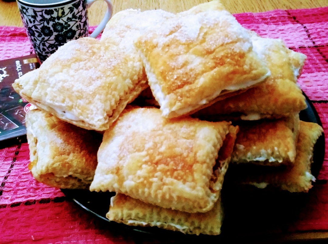 Слойки с кремом и апельсиновым джемом