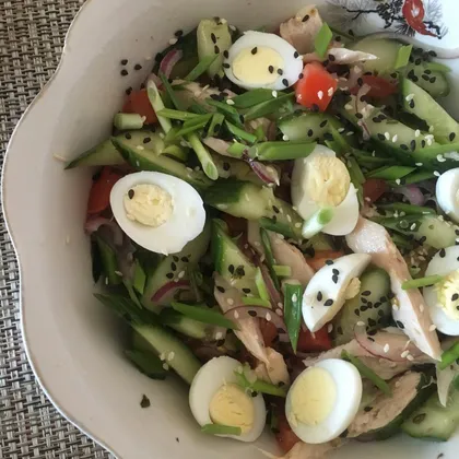 Летний салат с перепелиными яйцами