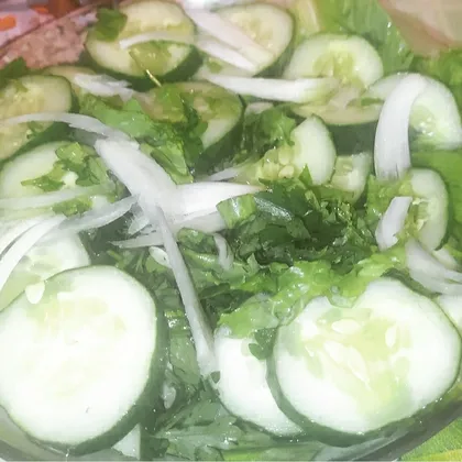 Салат с огурцами, листьями салата и зеленью