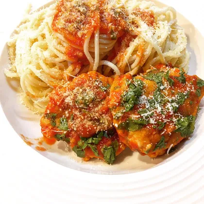 Куриные котлеты с паприкой, томатами и спагетти 🍝