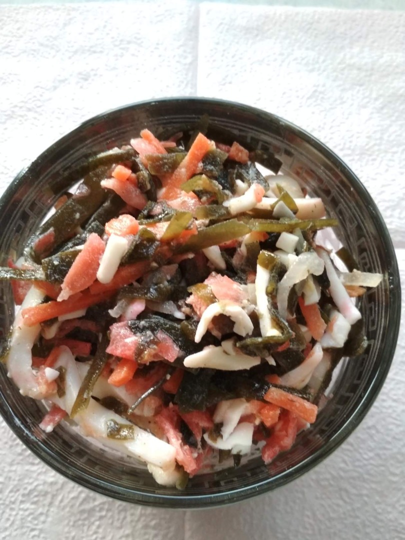 Салат из морской капусты и кальмара под томатным соусом