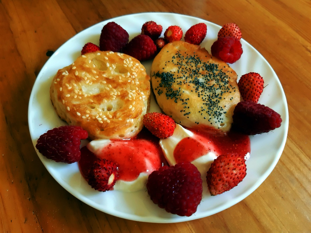 Оладьи с кунжутом, маком, яблоками и ягодами