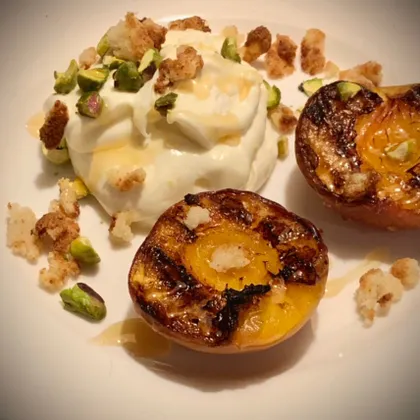 Десерт персики на гриле с муссом из маскарпоне и фисташками