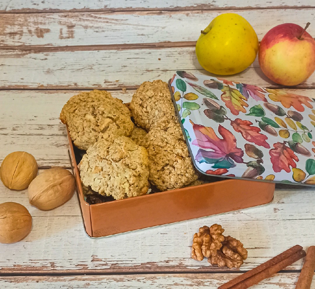 Овсяное печенье с грецкими орехами, яблоками и корицей
