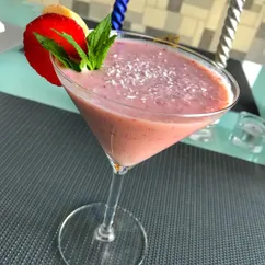 Клубнично-банановый смузи 🍌🍓🥛😋