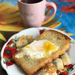 «Яичница в хлебе на завтрак 🍞🍳»