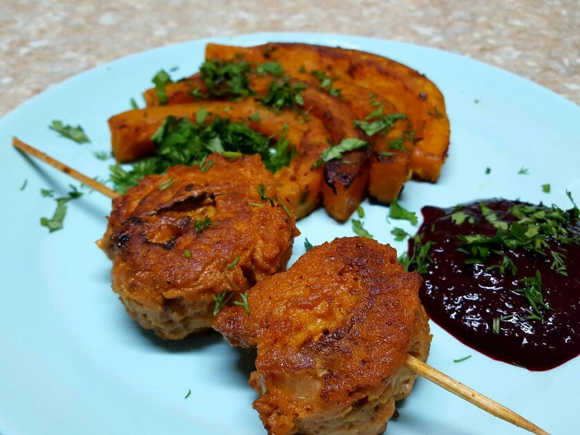 Рыбные (хек) рулетики с жареной тыквой и ягодным соусом